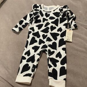 Cat & Jack Black and White Heart Footie